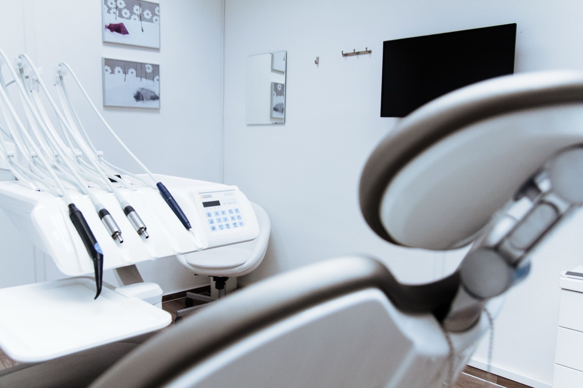 Dental exam room with treatment chair and sterilized instrument tray